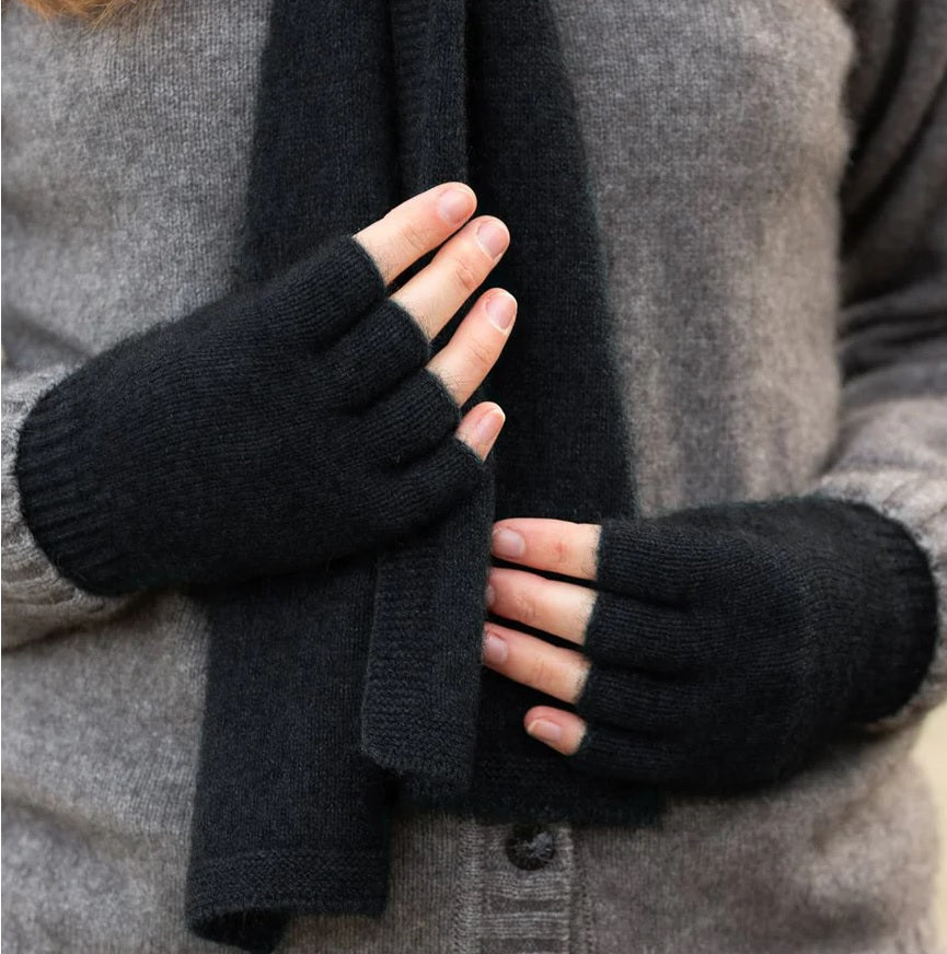 Lothlorian Fingerless Gloves (medium) - Urban Yarns